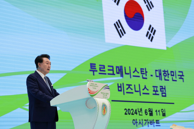 윤석열 대통령이 11일 오전(현지시간) 투르크메니스탄 아시카바트의 상공회의소에서 열린 '한-투르크메니스탄 비즈니스 포럼'에서 기조 연설을 하고 있다. 연합뉴스